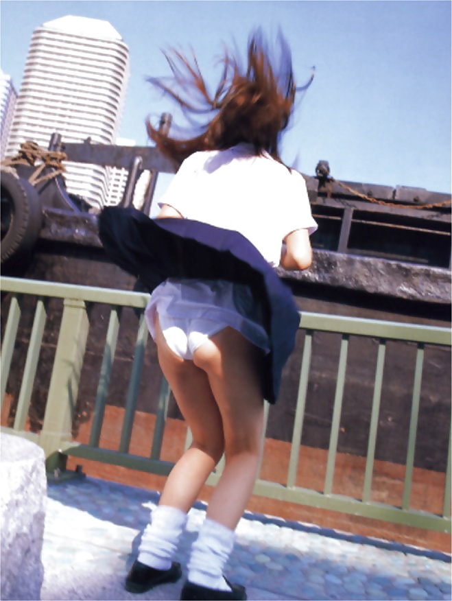 日本の女の子が11人のスカートをめくる
 #25462126