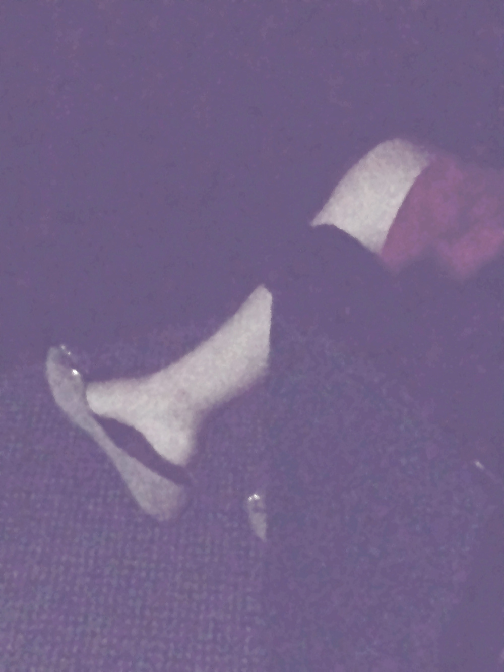 パイナッポーの若い売春婦の劇場の靴がぶら下がっている
 #25256880