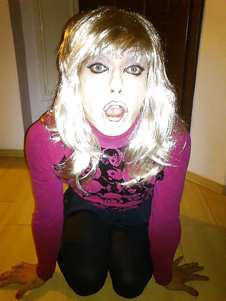 Sissy karolina indietro per il padrone
 #24251464