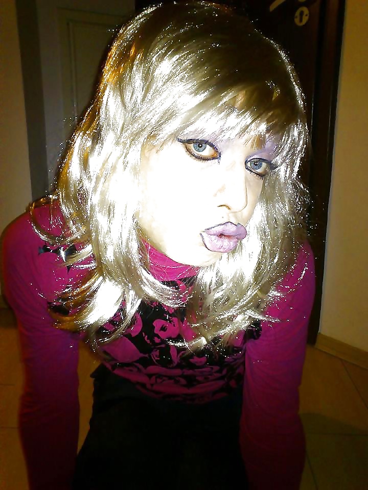 Sissy karolina indietro per il padrone
 #24251472