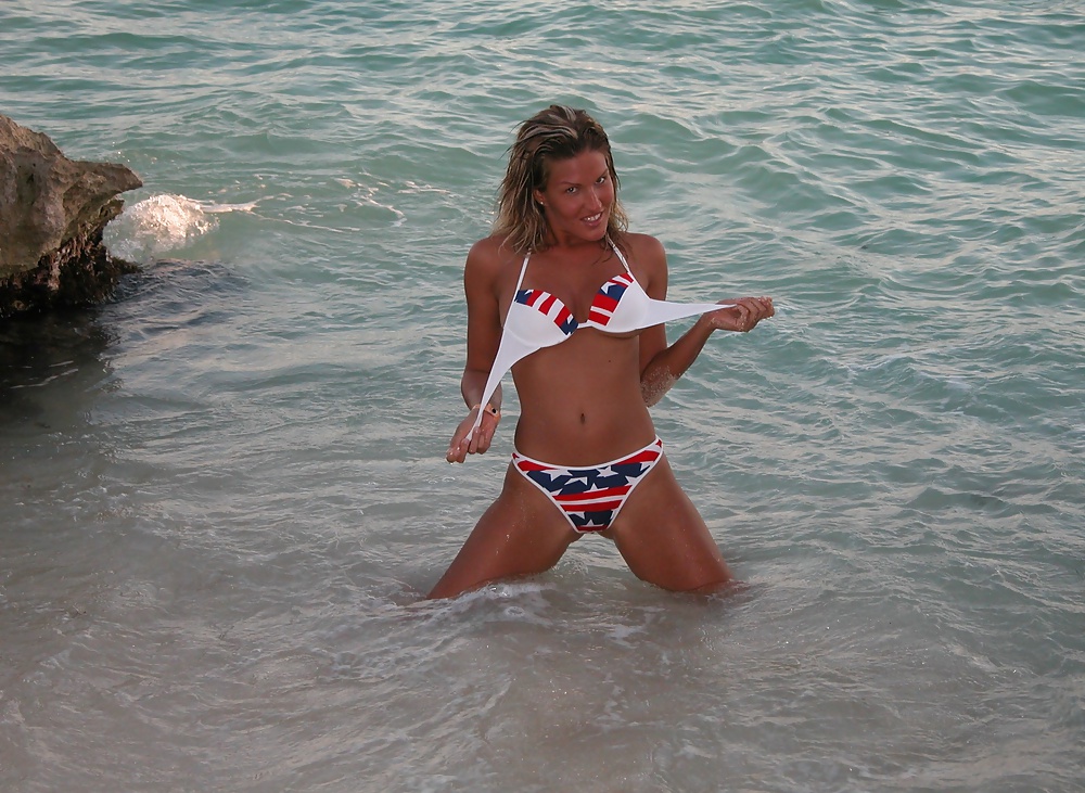 Lisa en la playa
 #24039860