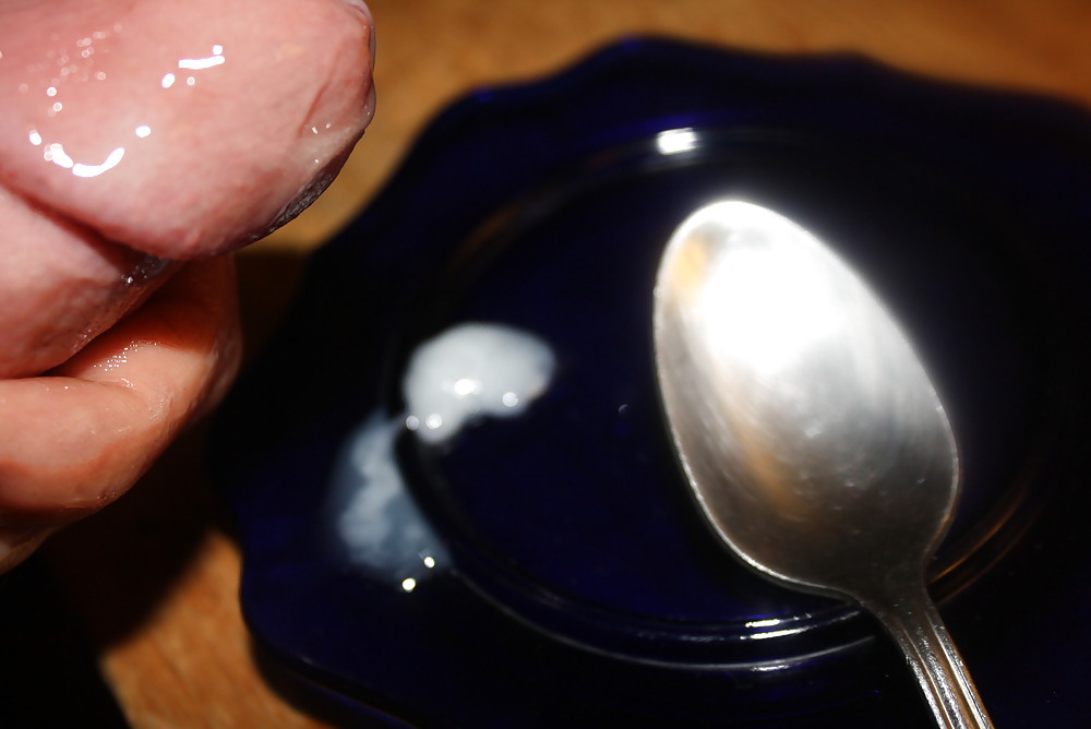 Mucho aceite en mi polla y semen en una cuchara. eatmysperm :)
 #36270765