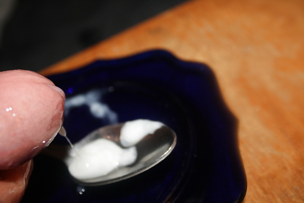 Mucho aceite en mi polla y semen en una cuchara. eatmysperm :)
 #36270775