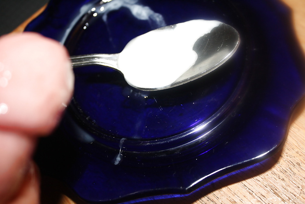 Mucho aceite en mi polla y semen en una cuchara. eatmysperm :)
 #36270779