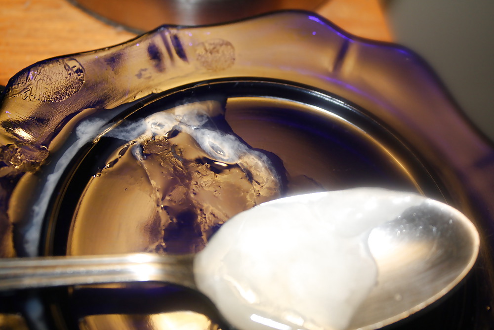 Mucho aceite en mi polla y semen en una cuchara. eatmysperm :)
 #36270785