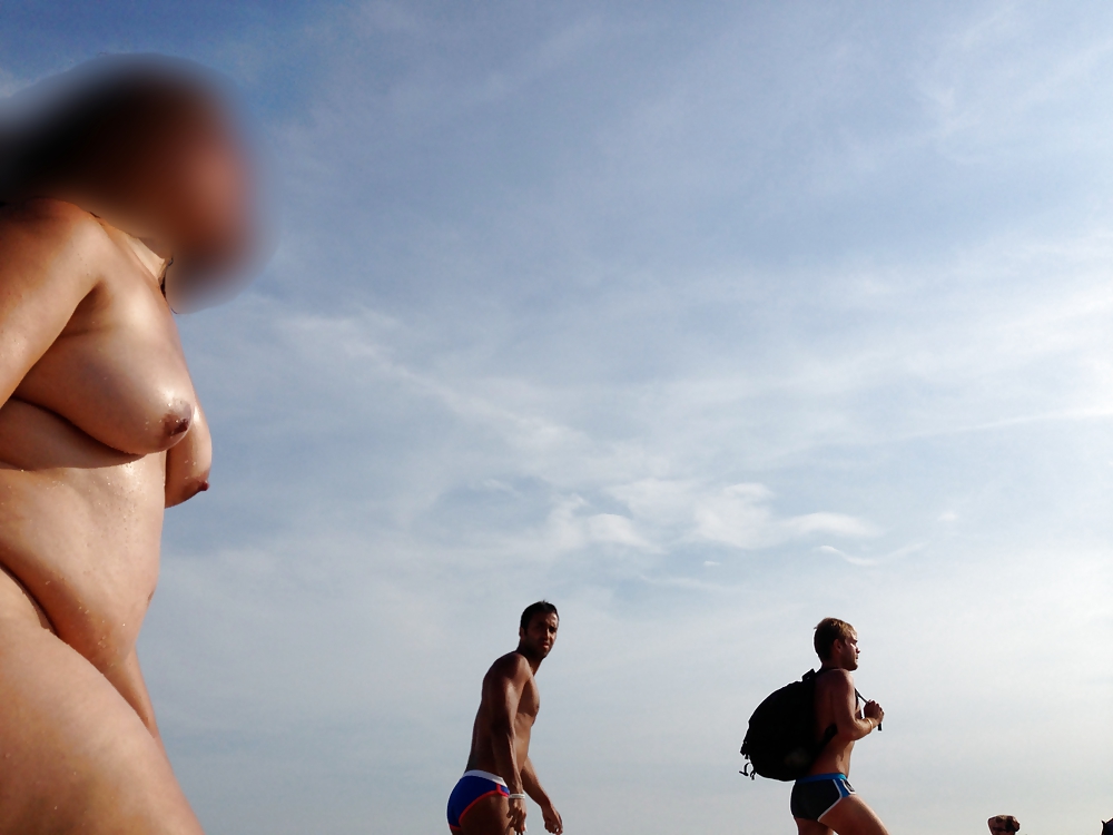 Moglie pelosa e spessa in spiaggia nuda
 #24648456