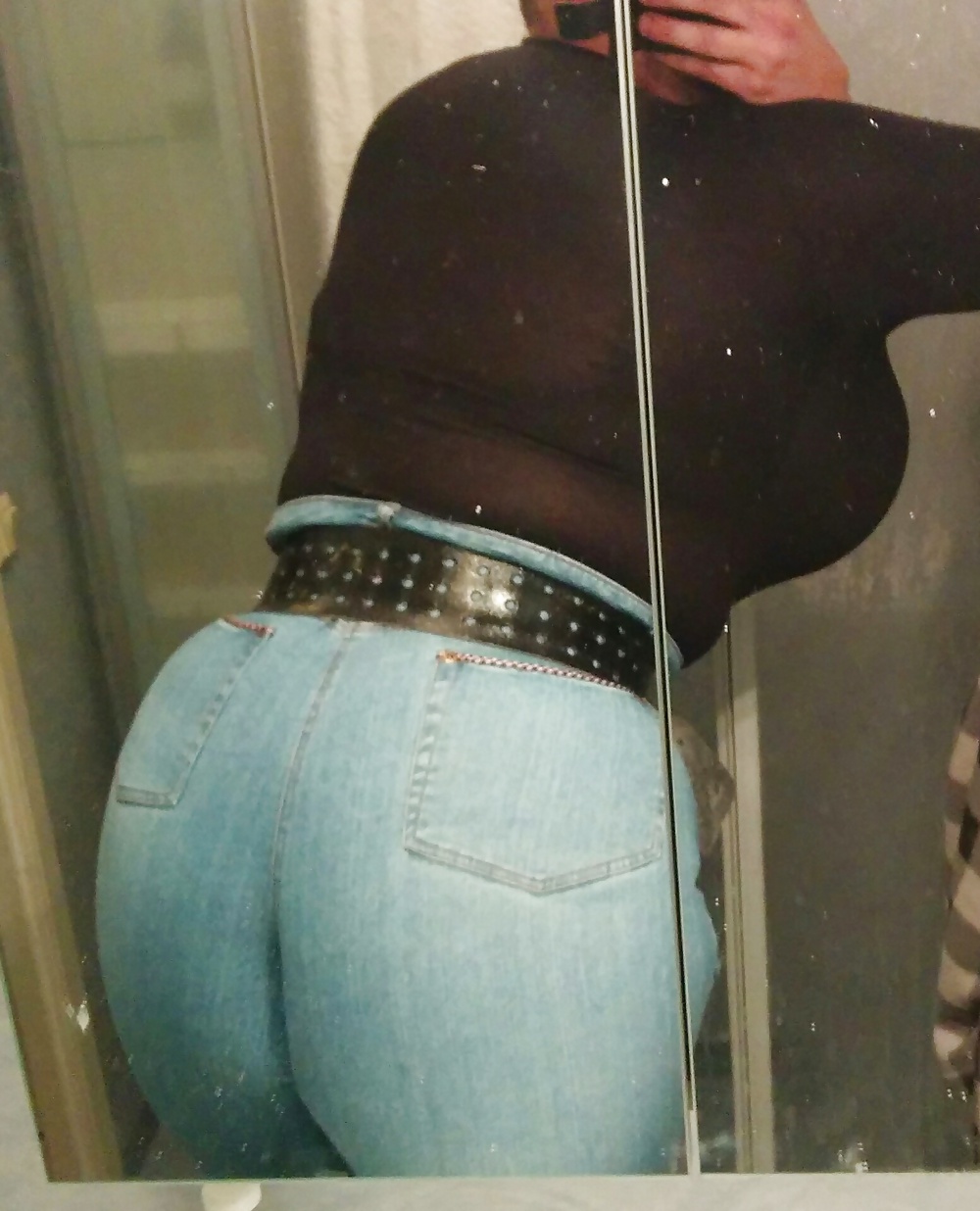 Più jonna, grandi tette e jeans stretti.
 #30297446