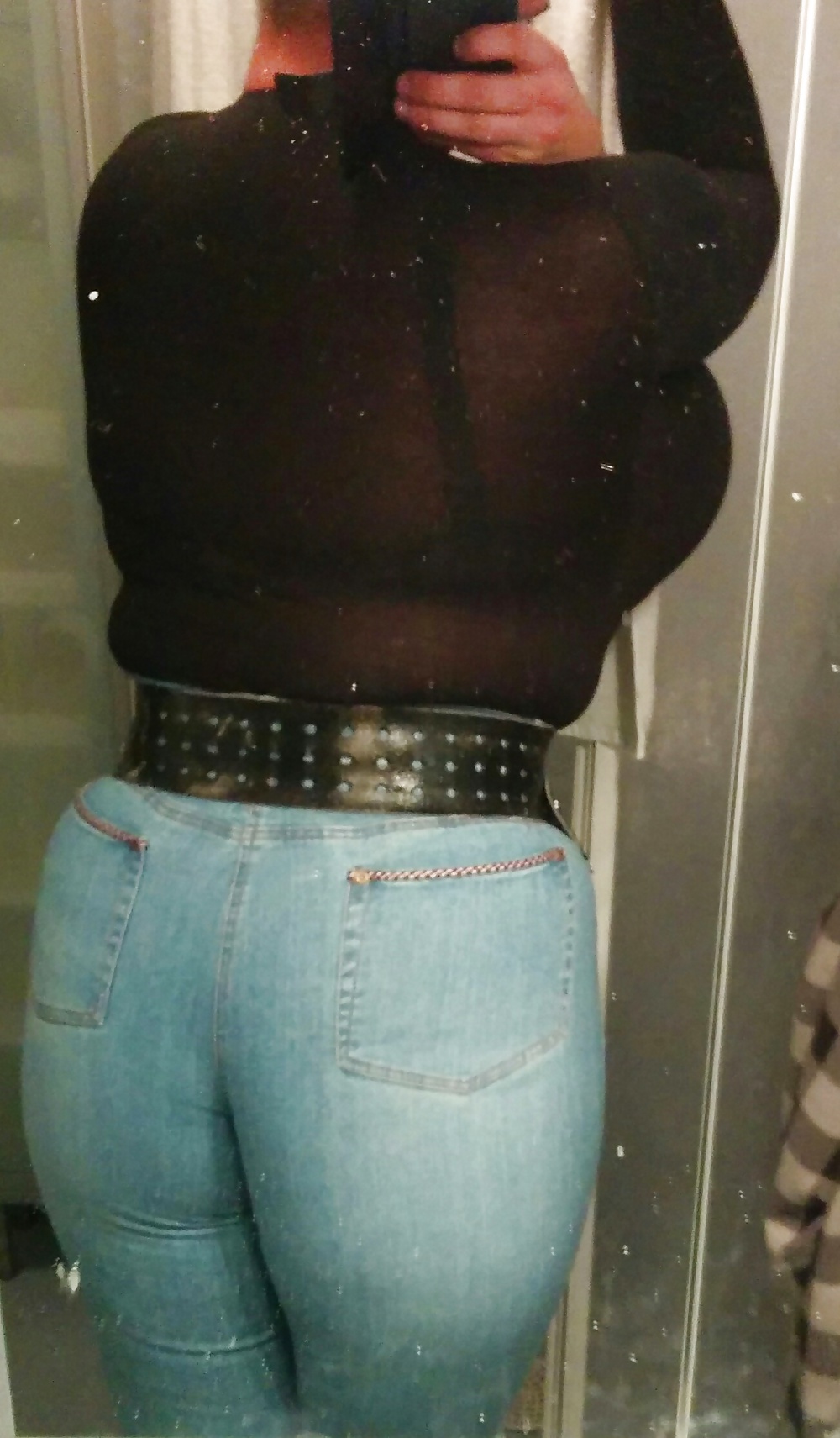 Più jonna, grandi tette e jeans stretti.
 #30297477