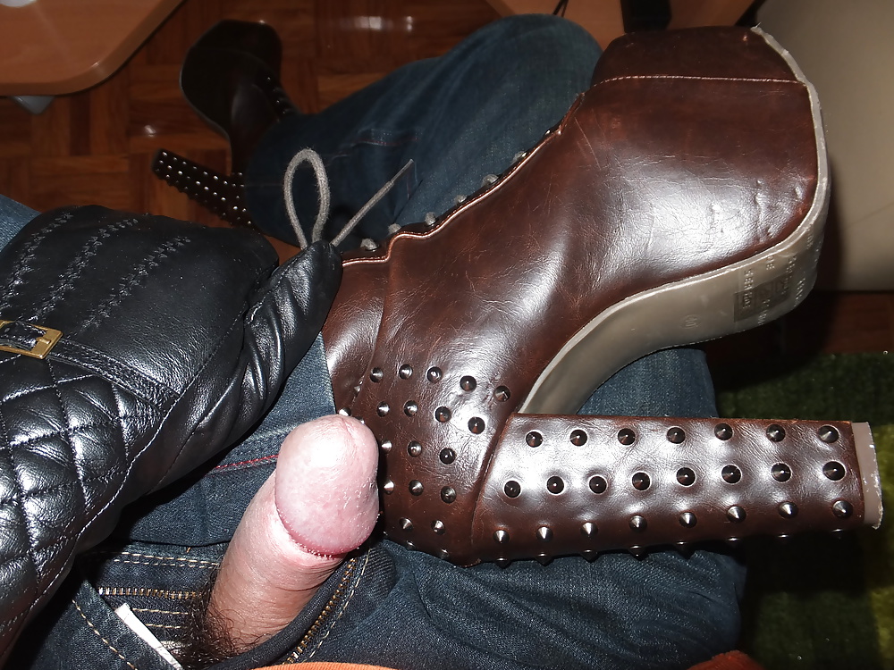 Cum on sandals and wearing boots with spikes. #31727111