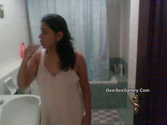 Desi Bhabi Showing Her Big Boobs #27901623