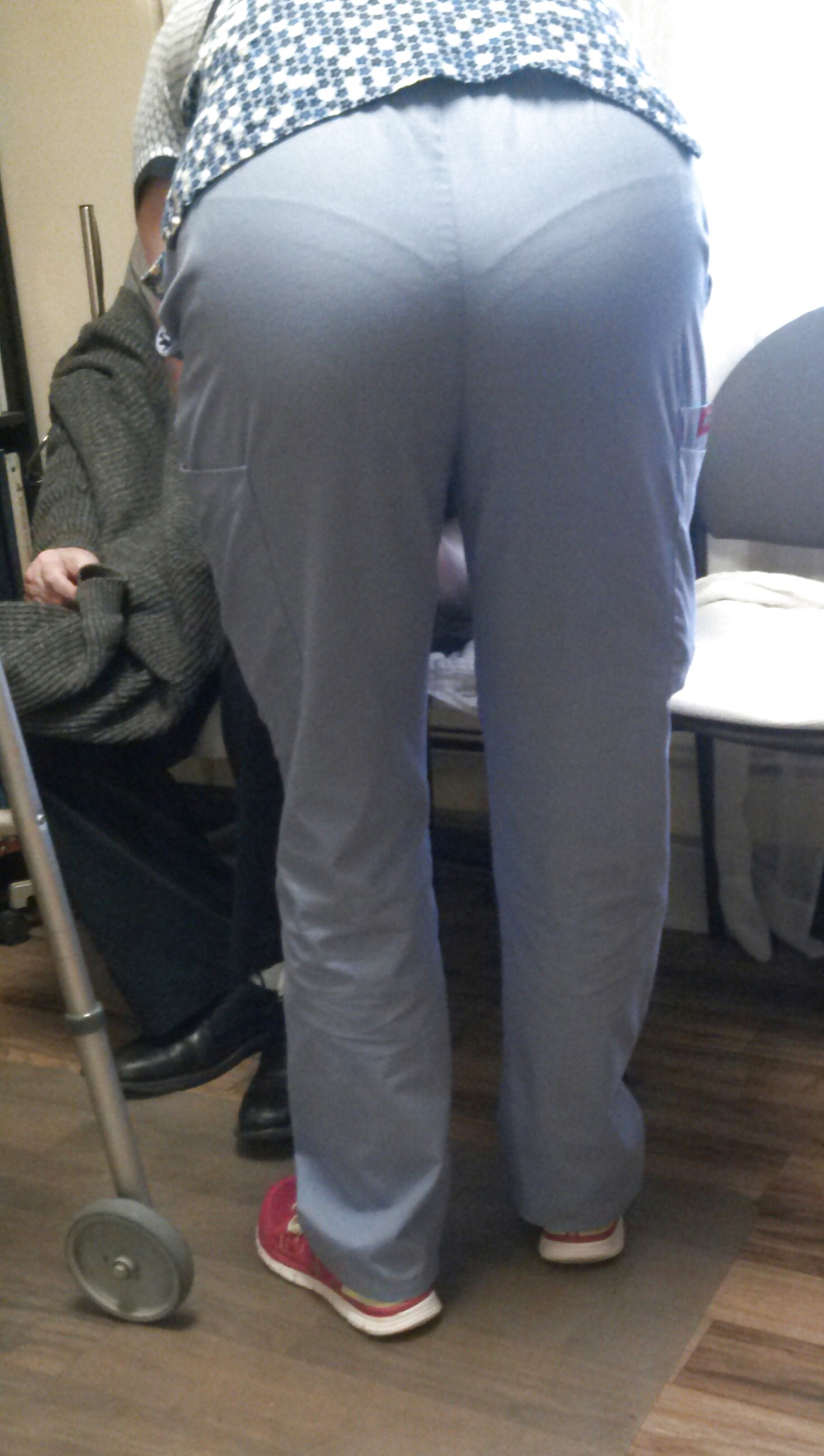 Chica de laboratorio 1
 #31509971