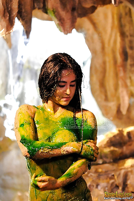 Dewi Perssik Nude Bugil #40832709