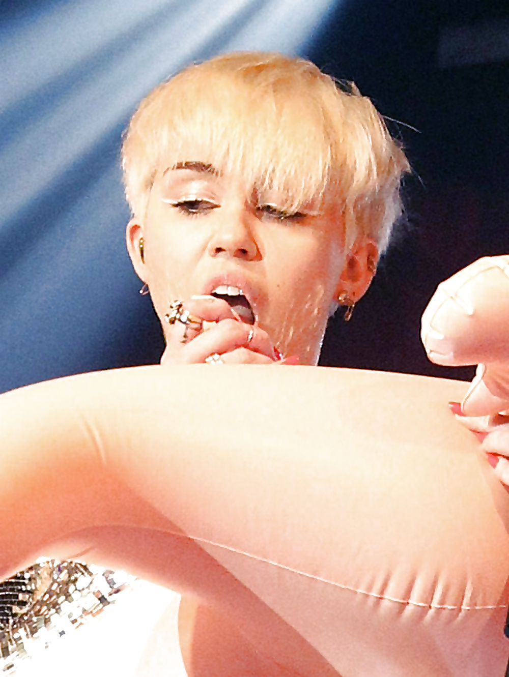 Miley cyrus chupa una polla de goma en el escenario
 #26393977