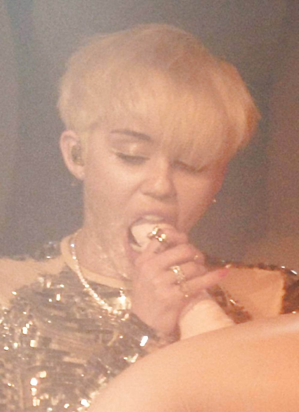 Miley Cyrus Saugt Einen Gummischwanz Auf Der Bühne #26393985