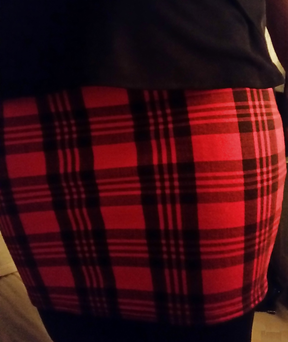 Mostrando il mio collant sexy sotto la mia gonna di tartan rosso
 #38721307