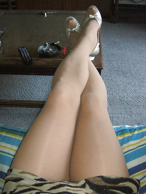 Mis piernas en pantimedias minifalda y tacones
 #30536965