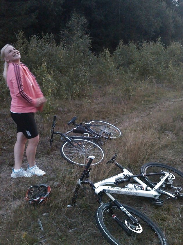 Frau Saugen Großen Schwanz In Den Park Wird Voll Sperma Gesicht #37924026