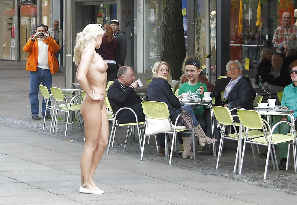 Mujer vestida mujer desnuda 10
 #32720278
