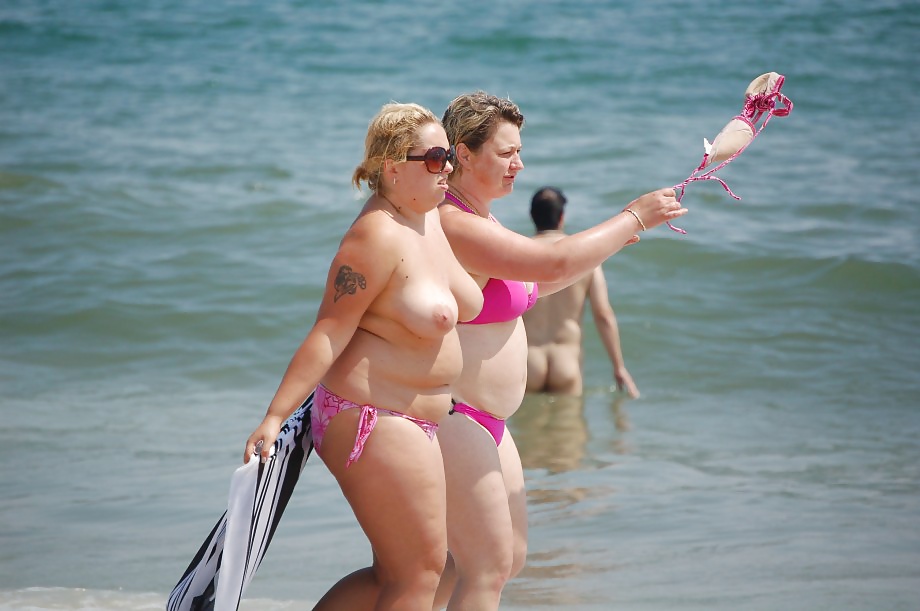 Ragazze amatoriali sulla spiaggia 3
 #30831018