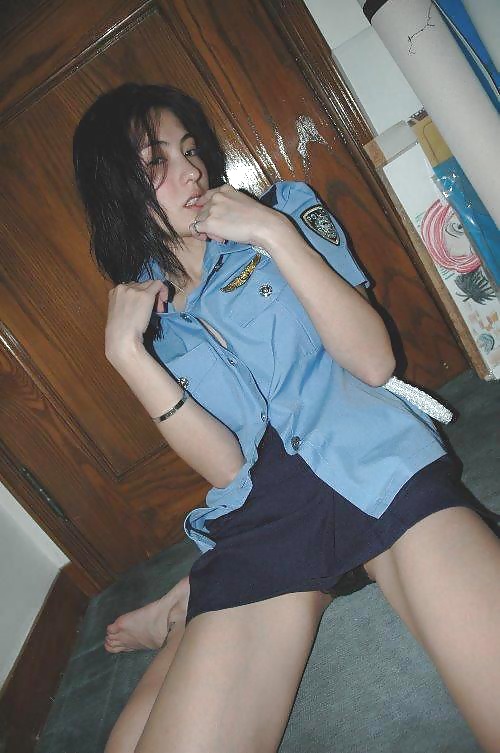 Policière Asiatique Cornée Jouer Avec Elle-même Et Sucer La Bite #34979473