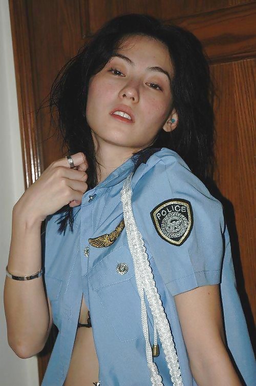 Policière Asiatique Cornée Jouer Avec Elle-même Et Sucer La Bite #34979502