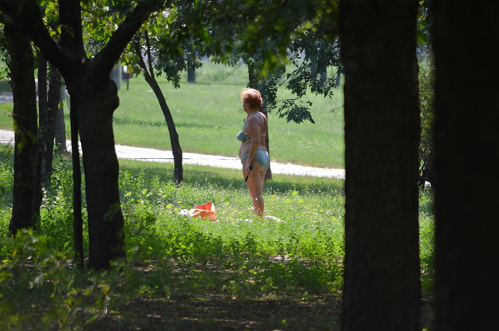 公園で日光浴をするおばあさん
 #34547260