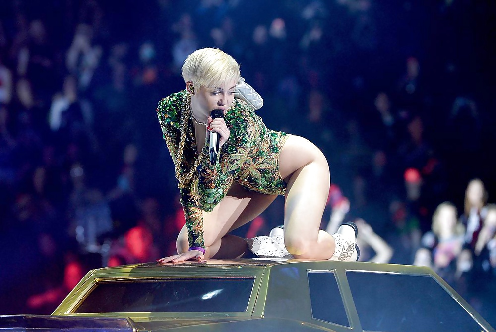 Miley cyrus - tight whore on stage
 #34736306