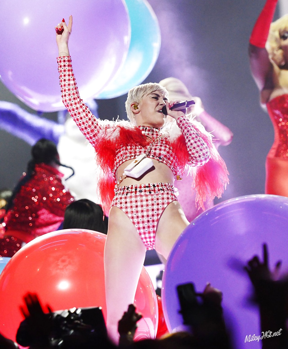 Miley Cyrus - puttana stretta sul palco
 #34736325