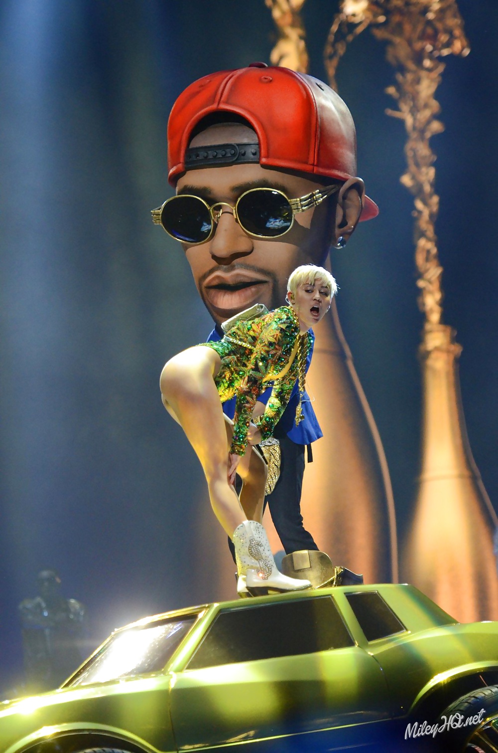 Miley Cyrus - Tight Whore on Stage #34736349