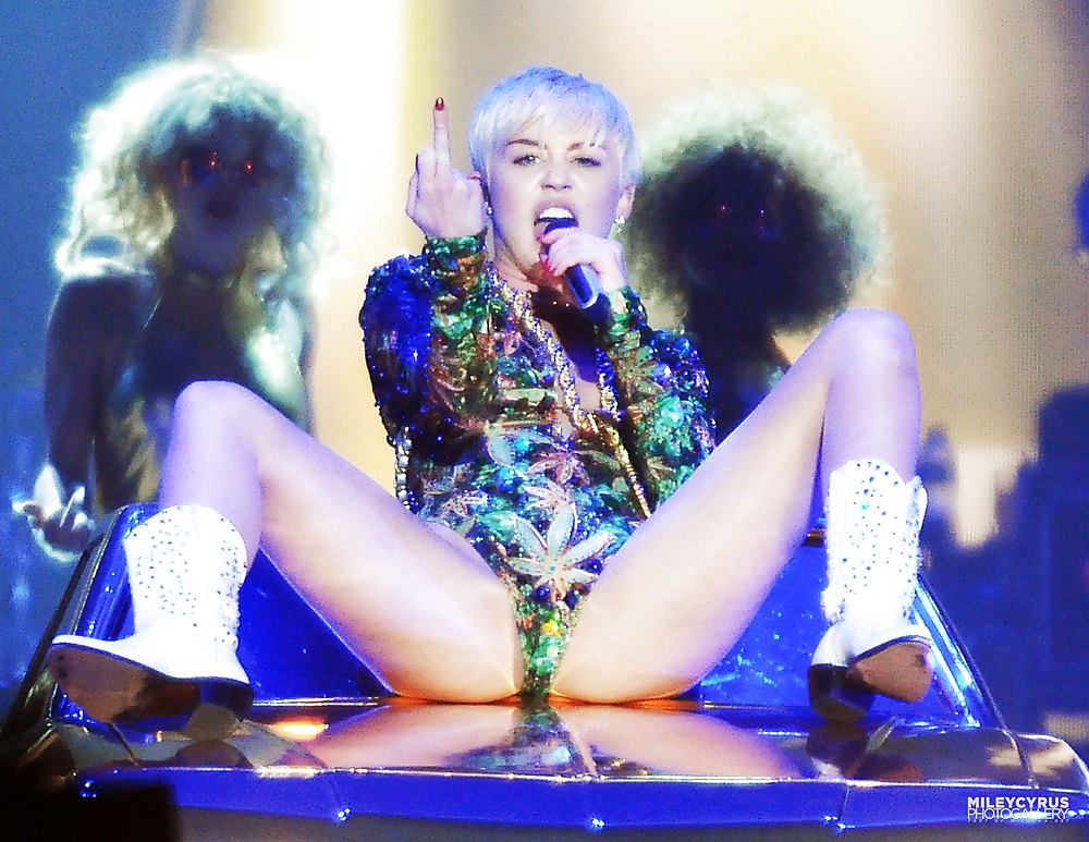 Miley Cyrus - puttana stretta sul palco
 #34736357