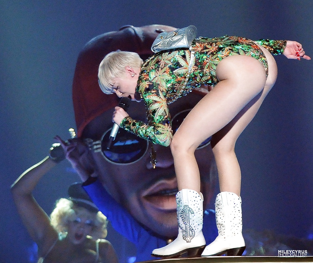 Miley Cyrus - puttana stretta sul palco
 #34736360
