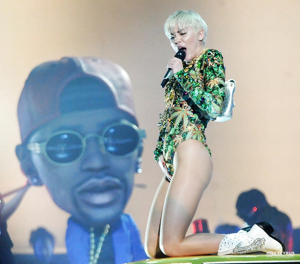 Miley Cyrus - puttana stretta sul palco
 #34736365