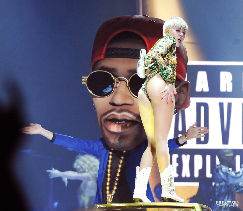 Miley Cyrus - Putain Serré Sur Scène #34736381