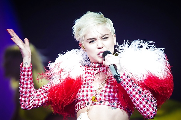 Miley cyrus - puta apretado en el escenario
 #34736393