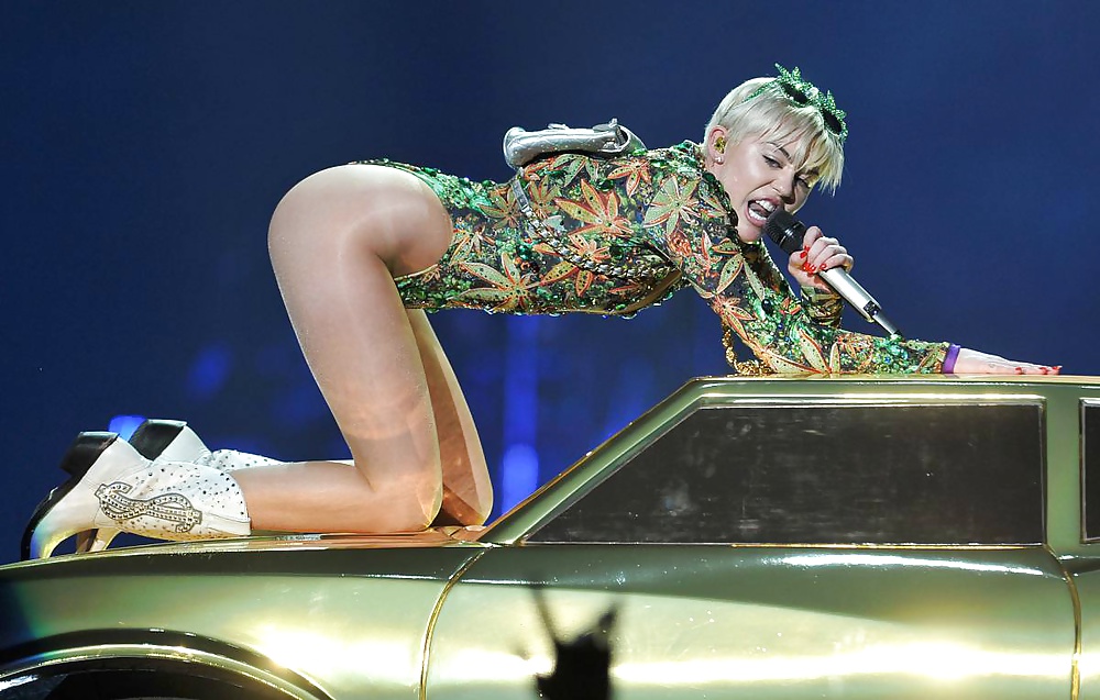 Miley Cyrus - puttana stretta sul palco
 #34736422