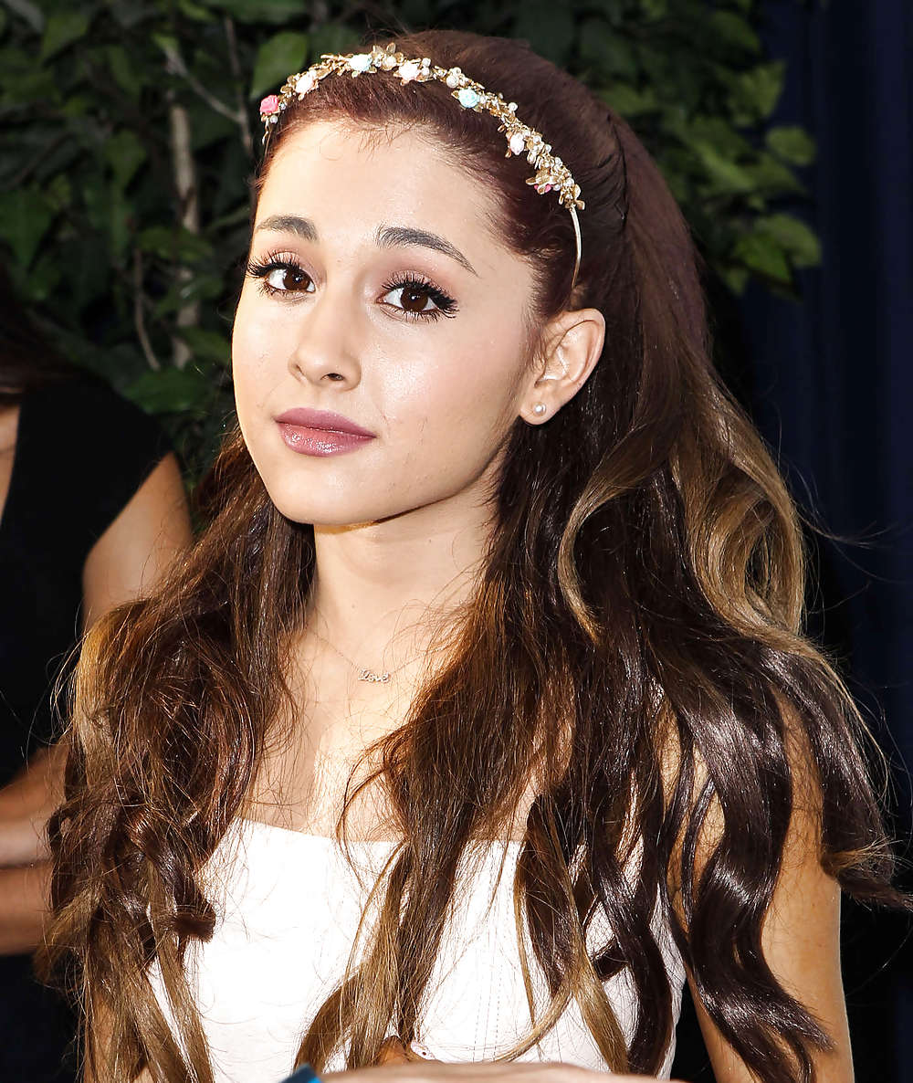 Ariana grande
 #23208839