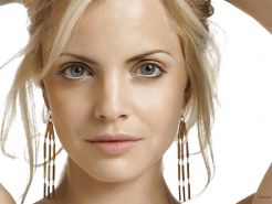 Mena Suvari