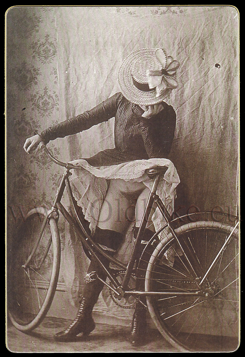 Chicas en bicicleta
 #31527870