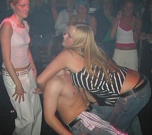 Danish Teenager-143-144-nude Streifen Spaltung Brüste Berührt #34606514