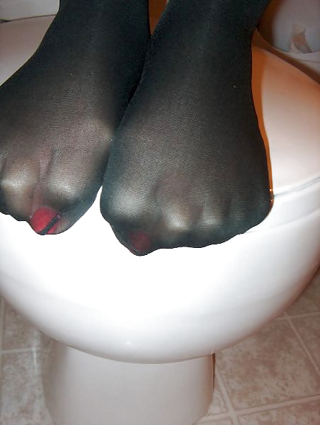 Les Semelles Des Pieds De Femme Sucer Les Orteils Chaussettes Peintes Ongles MILF #29546285