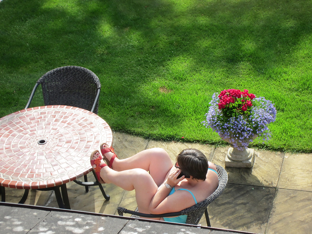 Reifen Kurvige Frau Trägt Im Garten Tankini #29765490