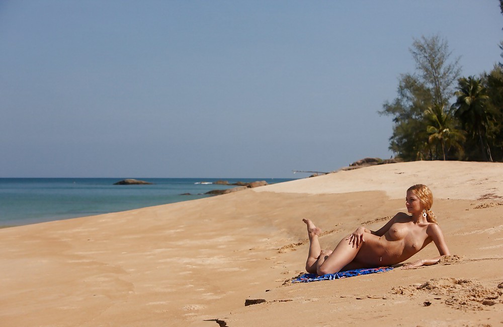 Lizi bionda calda in posa su una spiaggia di sabbia
 #37082454