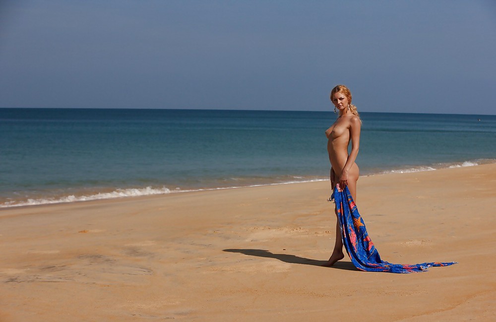 Hot Blonde Lizi Auf Einem Sandigen Strand Aufwirft #37082457