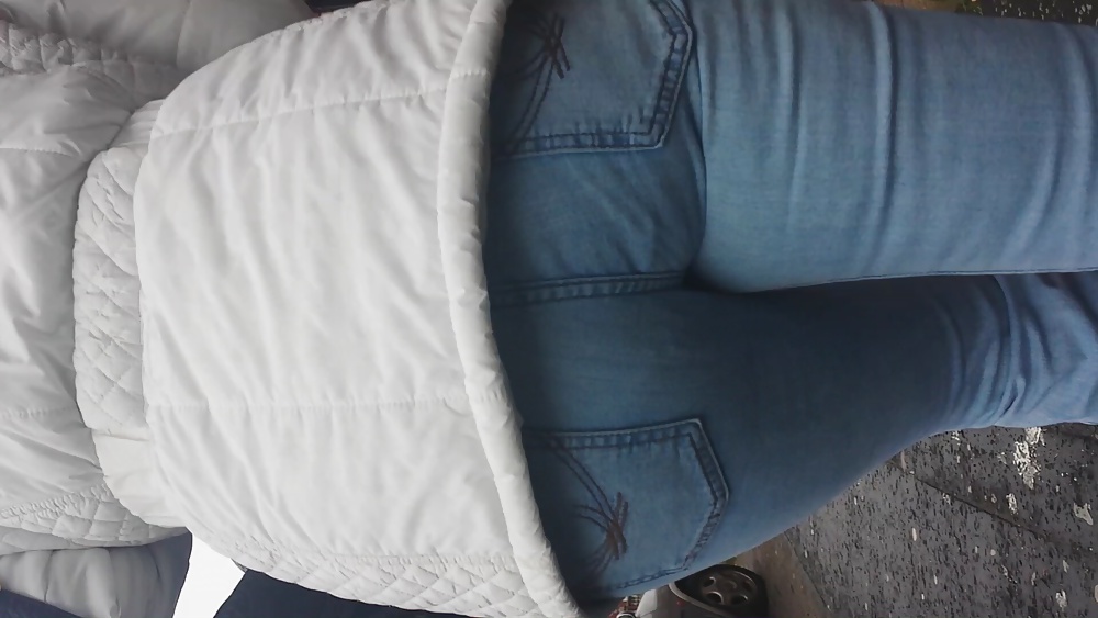 Caminando pantalones vaqueros culo milf
 #26907207