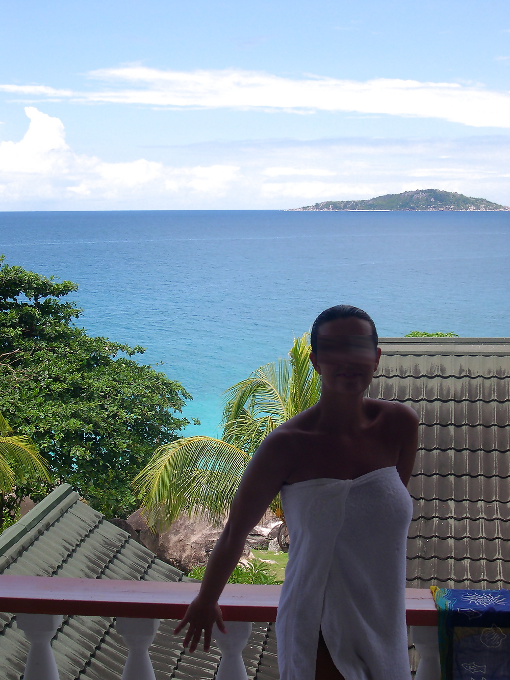 MOI en maillot ou sans! a la plage #40869753