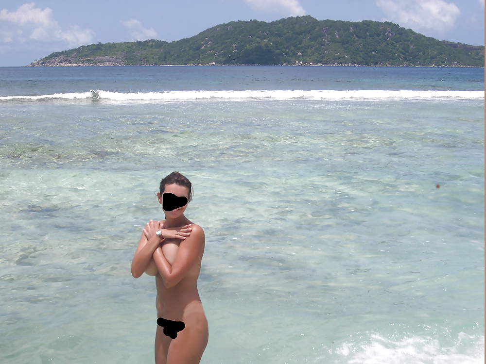 Moi en maillot ou sans! a la plage
 #40869767