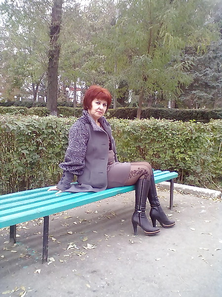 Russische Reife Frau, Die Beine In Strümpfen! Amateur! #27425894