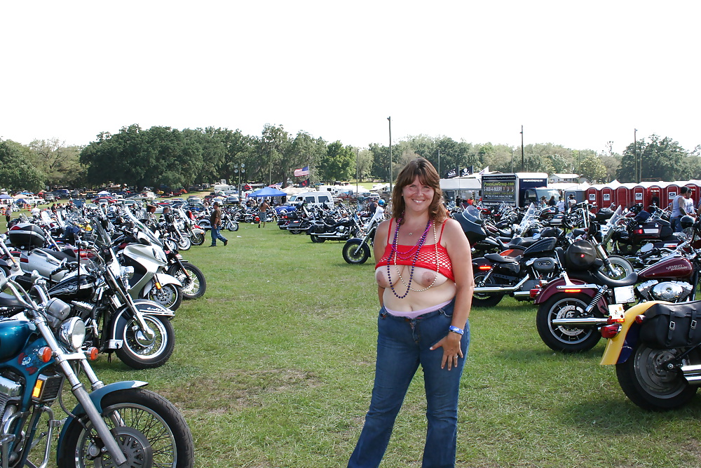 Più divertimento al rodeo dei motociclisti
 #27979275