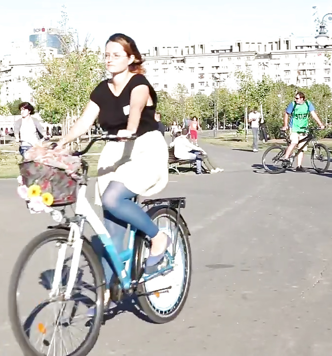 Espía viejo + joven falda de bicicleta rumano
 #28245257