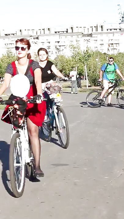 Espía viejo + joven falda de bicicleta rumano
 #28245274